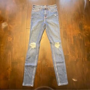 Hollister Ultra High-Rise Super Skinny Jeans – Size 1R (25 x 29) 👖